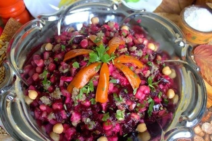 Салат из вареной свеклы, чечевицы и арахиса: рецепт и пищевая ценность