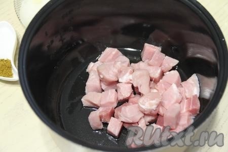 Тушим капусту с мясом в мультиварке в режиме «Выпечка»