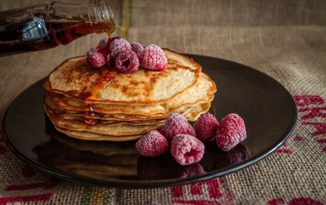 Запеченные яблоки с курагой и финиками