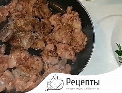 Простой вариант приготовления куриной печени в сметане на сковороде