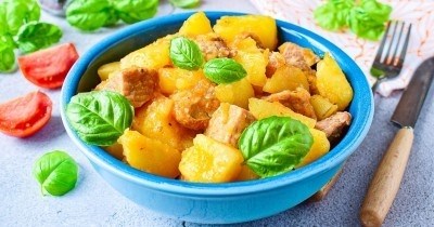 Картошка тушеная с мясом в кастрюле