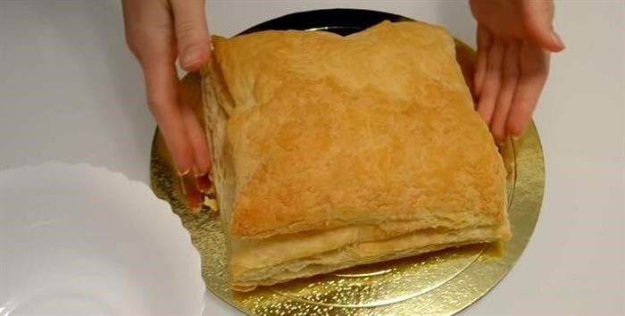 Торт наполеон из слоеного теста со сгущенкой в домашних условиях