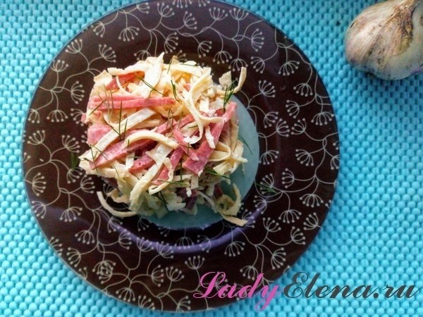 Салат с копченой колбасой и блинами – фото-рецепт