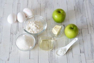 Рецепт Шарлотки с яблоками, орехами и изюмом на сковороде
