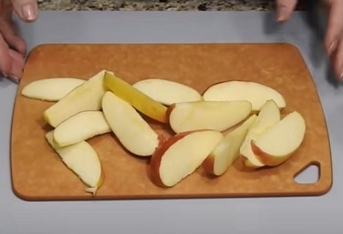 Шарлотка с яблоками на кефире без духовки