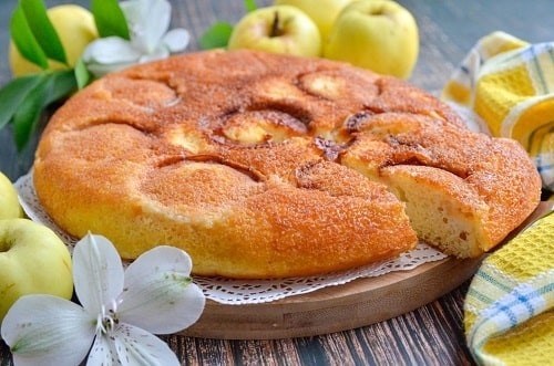 Рецепт шарлотки на сковороде с яблоками