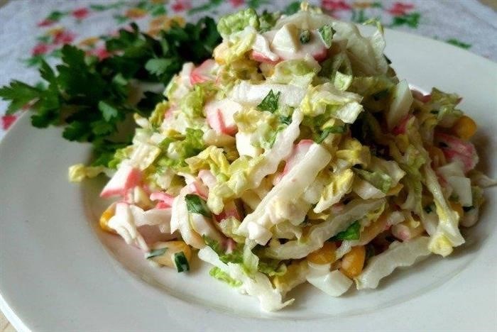 Как приготовить салат с крабовыми палочками и капустой быстро и вкусно
