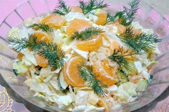 Салат с перепелиными яйцами, кукурузой, сыром и зеленью