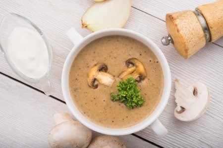 Продукты для рецепта супа из шампиньонов с картофелем