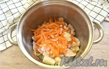 Ингредиенты для рецепта «Тушеная картошка с курицей и грибами»: