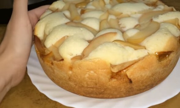 Заливной пирог с яблоками и творогом быстрого приготовления