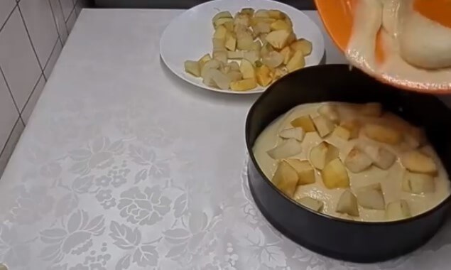 Пошаговый рецепт приготовления со сливами и корицей