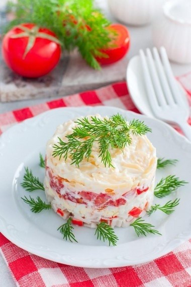 Легкий салат с помидорами, огурцом и крабовыми палочками: итог