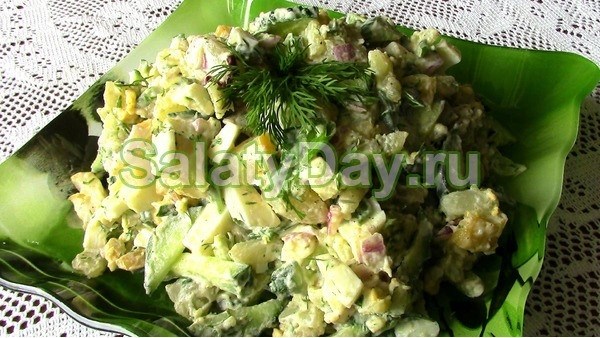 Слоеный салат с крекерами, сыром и копчеными кальмарами