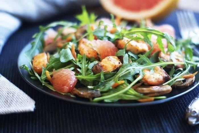 Новый рецепт: Новогодний салат с красной рыбой, икрой и рисом