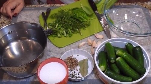 Рецепт малосольных огурцов за 15 минут кусочками