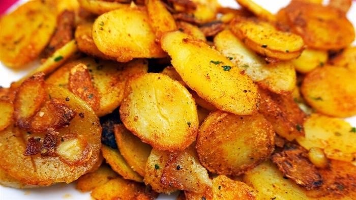 Картофель с луком, жаренные на сковороде