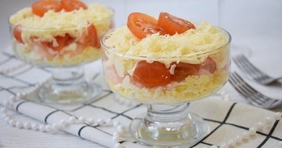 Рецепт салата из помидоров и яиц с рукколой и колбасой
