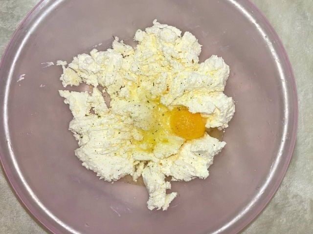 Как можно дополнить хачапури из лаваша с сыром и творогом на сковороде
