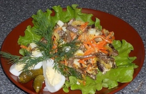 Салат с жареными грибами, сердцем и морковью по-корейски