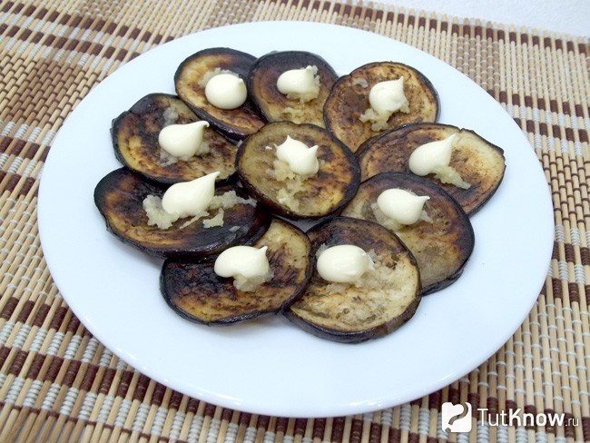 Пошаговый рецепт приготовления жареных баклажанов с чесноком и сыром: