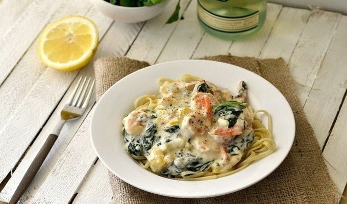 Черные спагетти с морепродуктами и овощами