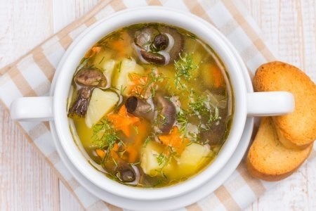 Простой грибной суп с картофелем