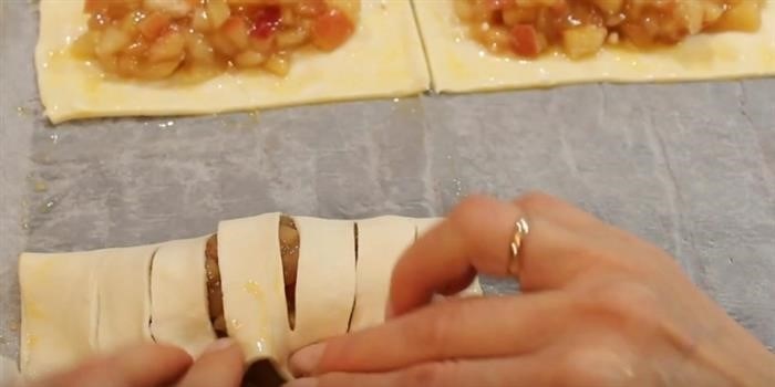 Как приготовить слоеные пирожки с яблоками на сковороде?