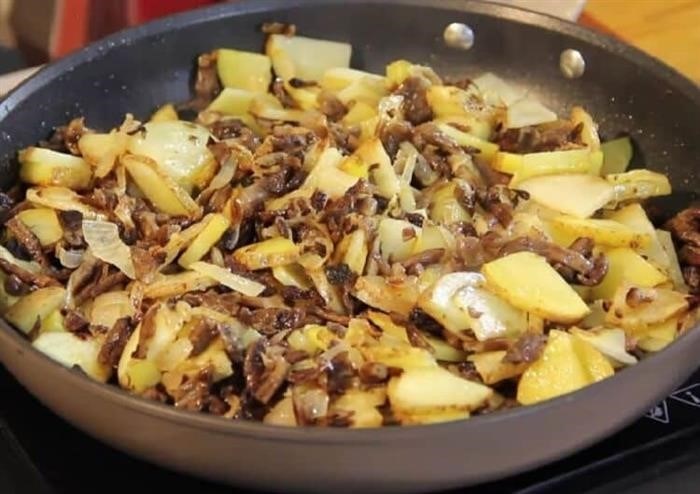 Жареный картофель с вареными грибами опятами в сметане