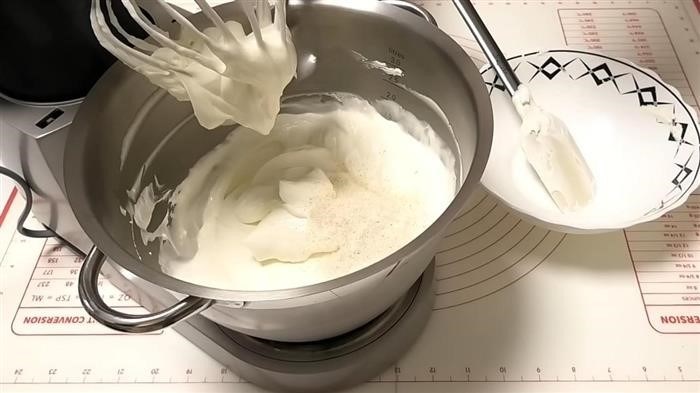 Крем для торта из сгущенки и сливок: с яйцами и молоком