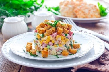 Салат с колбасой, фасолью, кукурузой, луком и сухариками