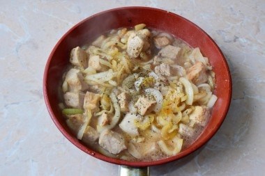 Пошаговый рецепт с фото: свинина на сковороде с луком тушеная