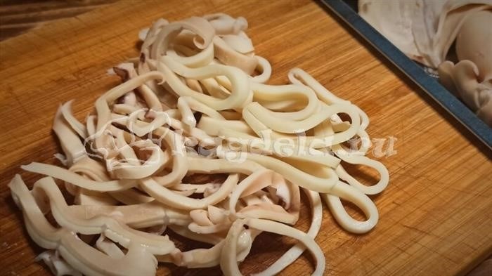 Оригинальная рецептура: кальмары жареные с луком на сковороде со сметаной заливкой
