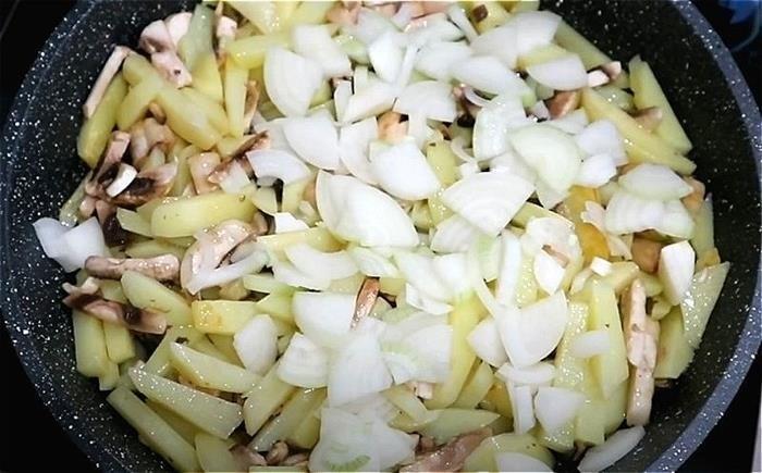 Жареная картошка с луком на сковороде: простой и вкусный рецепт