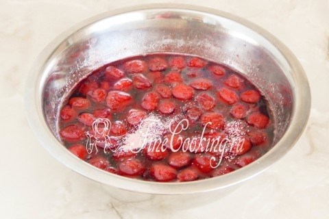 Приготовление варенья из клубники на зиму с целыми ягодами: