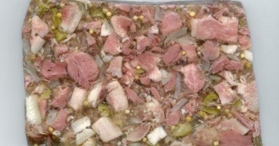 Домашняя колбаса, приготовленная из свинины и говядины в кишках
