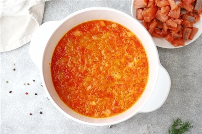 Суп с форелью и помидорами