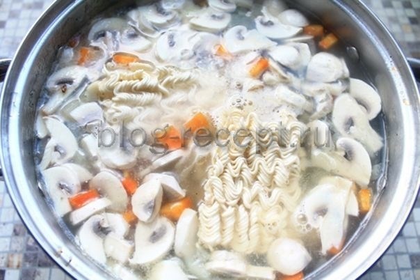 Суп куриный с вермишелью и грибами