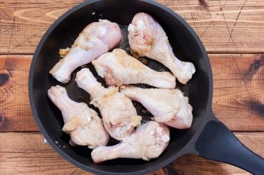 Как правильно жарить куриные ножки на сковороде