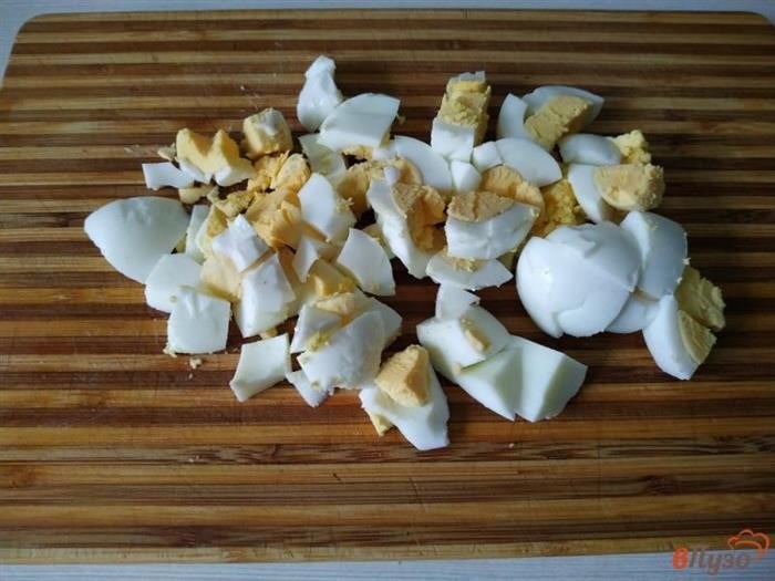 Пошаговый рецепт приготовления: Салат Первоцвет с курицей и крабовыми палочками