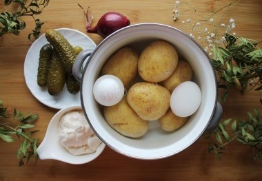 Картофельный салат с лососем и йогуртом