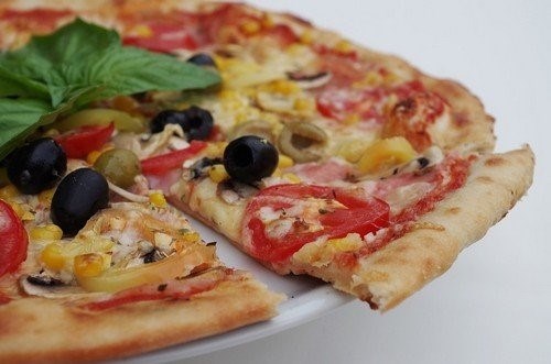 Шаги приготовления пиццы с колбасой и помидорами: