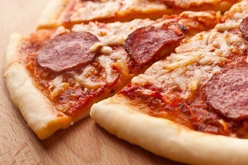 Рецепт домашней пиццы с колбасой и огурцами