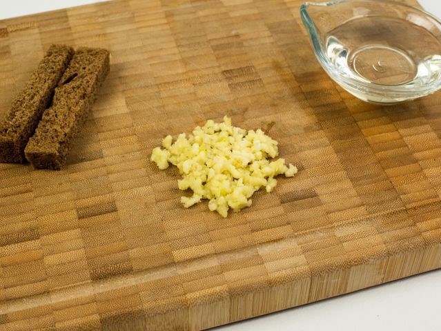 Просто и быстро приготовить гренки с чесноком из бородинского хлеба дома