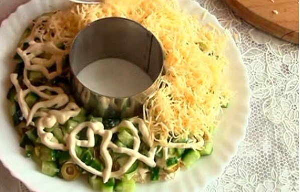 Изысканный салат «Изумрудный браслет» с курицей, киви, ананасами и кукурузой