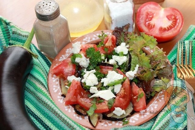 Продукты для рецепта теплого салата с баклажанами и помидорами и сыром