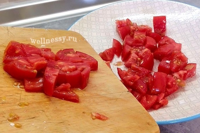 Как приготовить пошагово: теплый салат с баклажанами и помидорами и сыром