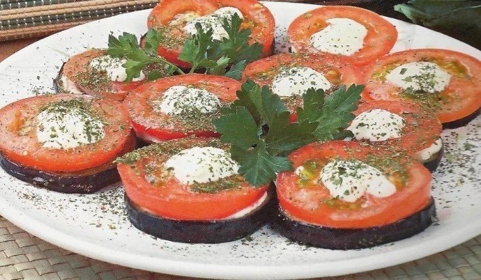 Закусочные розочки из помидор с огурцом и сыром «Филадельфия»