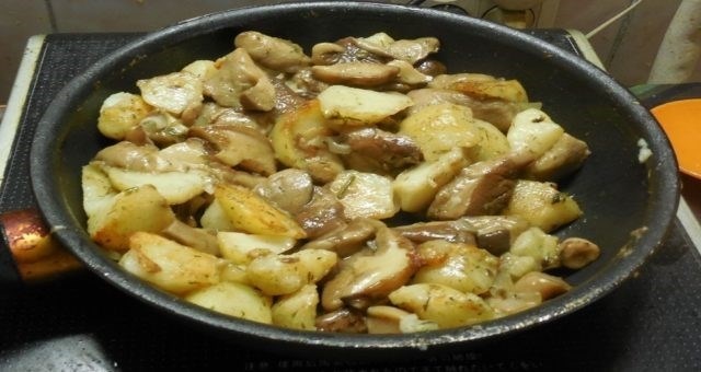 Как приготовить жареную картошку с маслятами, болгарским перцем и базиликом