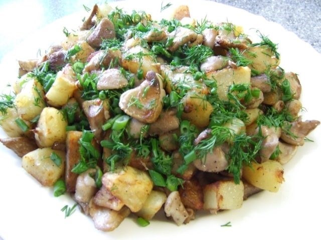 Как приготовить вкусную жареную картошку с маслятами на сливочном масле